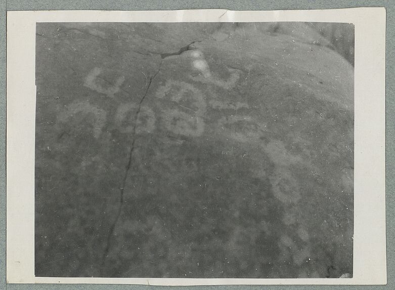 Inscription en tifinagh près de la guelta
