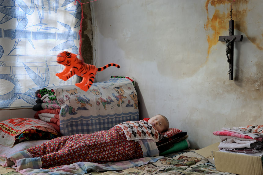 Un bébé dort profondément accompagné de son tigre d'enfant