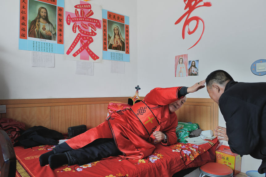 Une bénédiction devant le lit d'évêque mongol