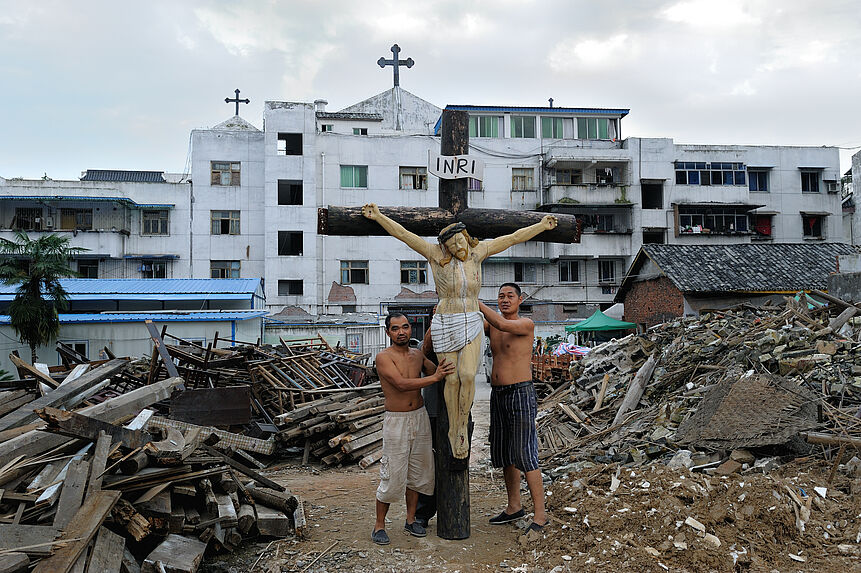 Après le tremblement de terre, l'église a été complètement détruite. Jésus est là-bas comme autrefois