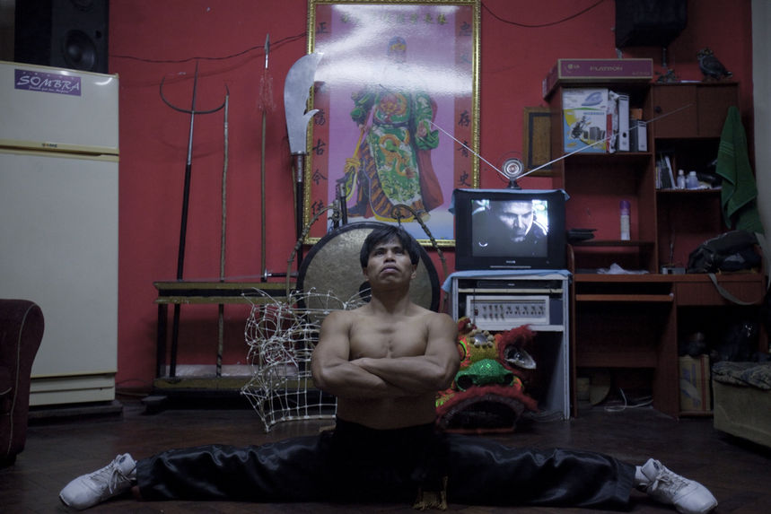 Kung fu teacher Umexson Vásquez stretching at his living room