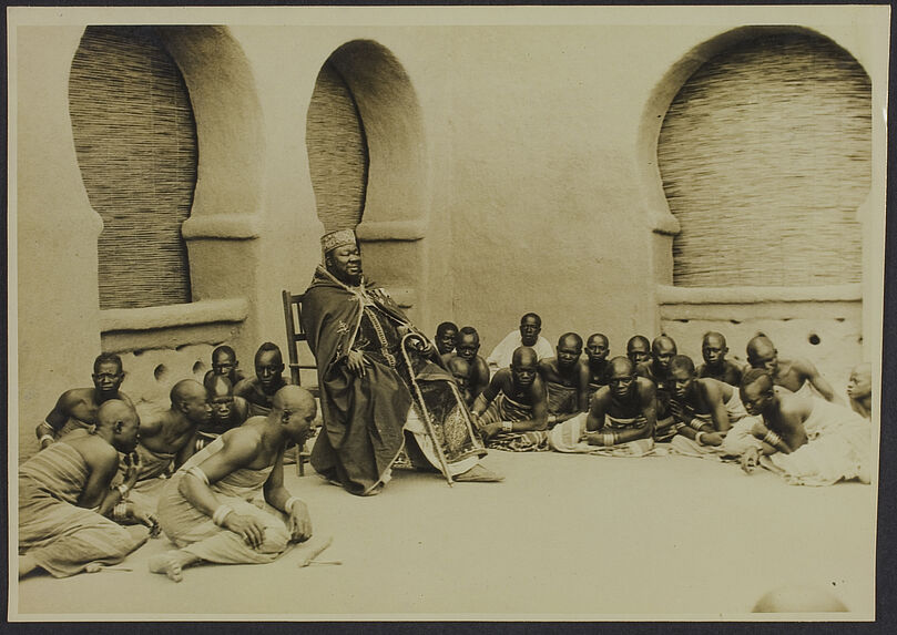 Le Moro Naba pendant une palabre, Ouagadougou, Haute-Volta