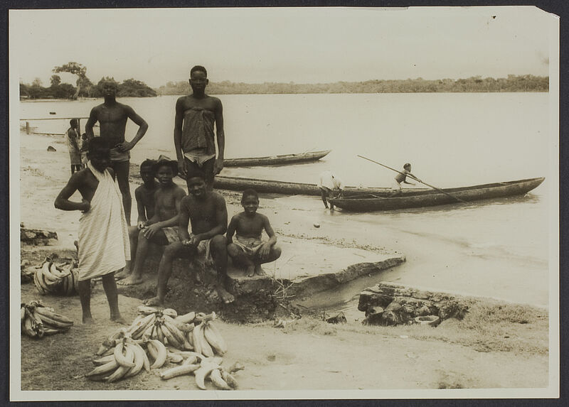 Mission IFAN Dekeyser-Holas au Libéria en 1948 [Personnes sur la berge d'une rivière]