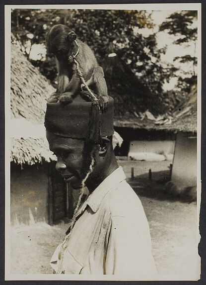 Homme (profil) surmonté d'un petit chien. Mission IFAN Dekeyser-Holas au Libéria en 1948