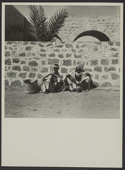 El Goléa, Sud algérien [Deux hommes accroupis devant un mur]