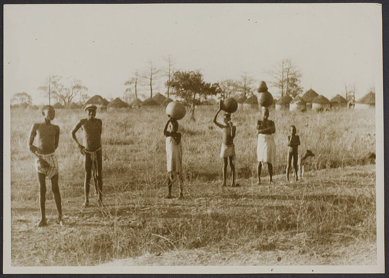 Mission IFAN Dekeyser-Holas au Libéria en 1948 [Personnes dans la brousse à proximité d'un village]
