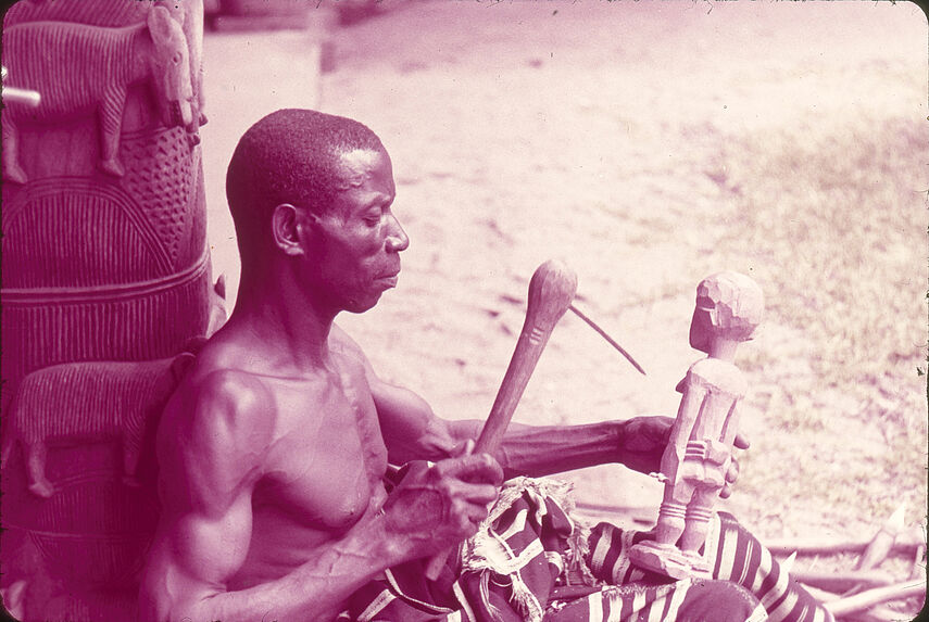 Sculpteur baoulé au travail, dans le patio du Musée d'Abidjan
