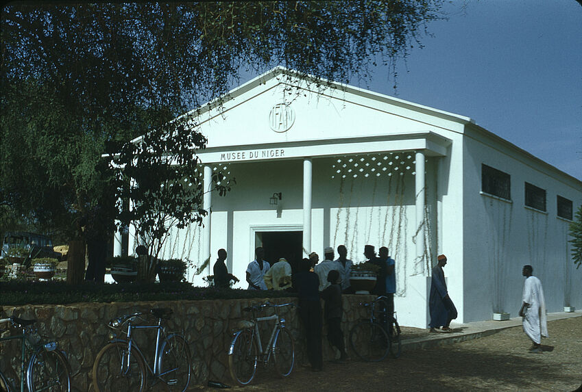 Sans titre [groupe d'hommes devant le musée du Niger]