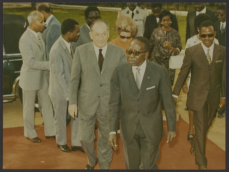 Sans titre [Visite de Léopold Sédar Senghor au musée de la Côte d'Ivoire à Abidjan, arrivée, avec Bohumil Holas]