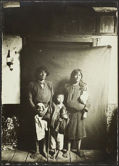 Sans titre [portrait de Tibi et  Ambush avec leur fils]