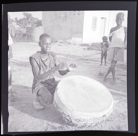 Orchestre dans un village de lépreux