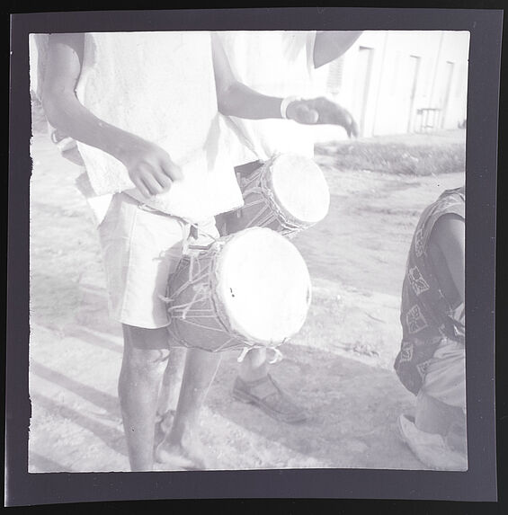Orchestre dans un village de lépreux