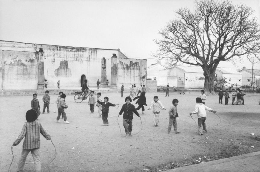 Cour d'école. Province de Canton, Chine du Sud, 1987