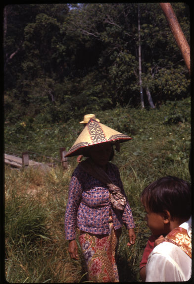 Femme portant le chapeau silaung
