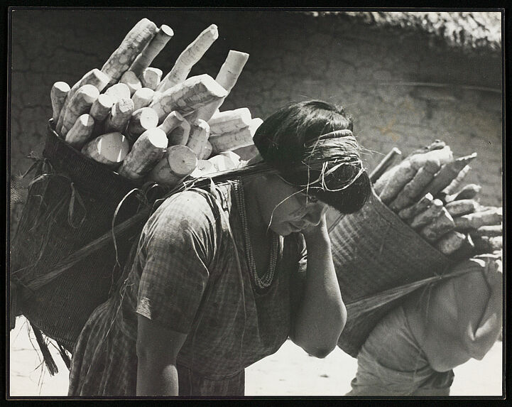 Sans titre [femme transportant des tubercules de yuca]