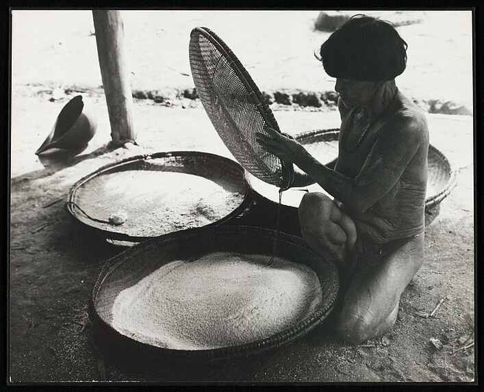 Sans titre [femme passant la pâte de yuca au tamis]