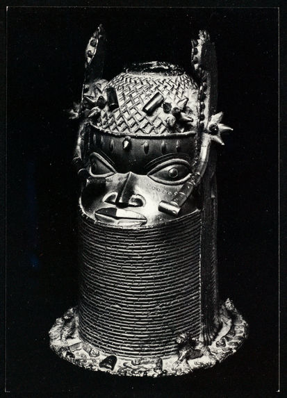 Tête de bronze d'un roi ayant été déposée sur l'autel familial de l'Oba du Bénin
